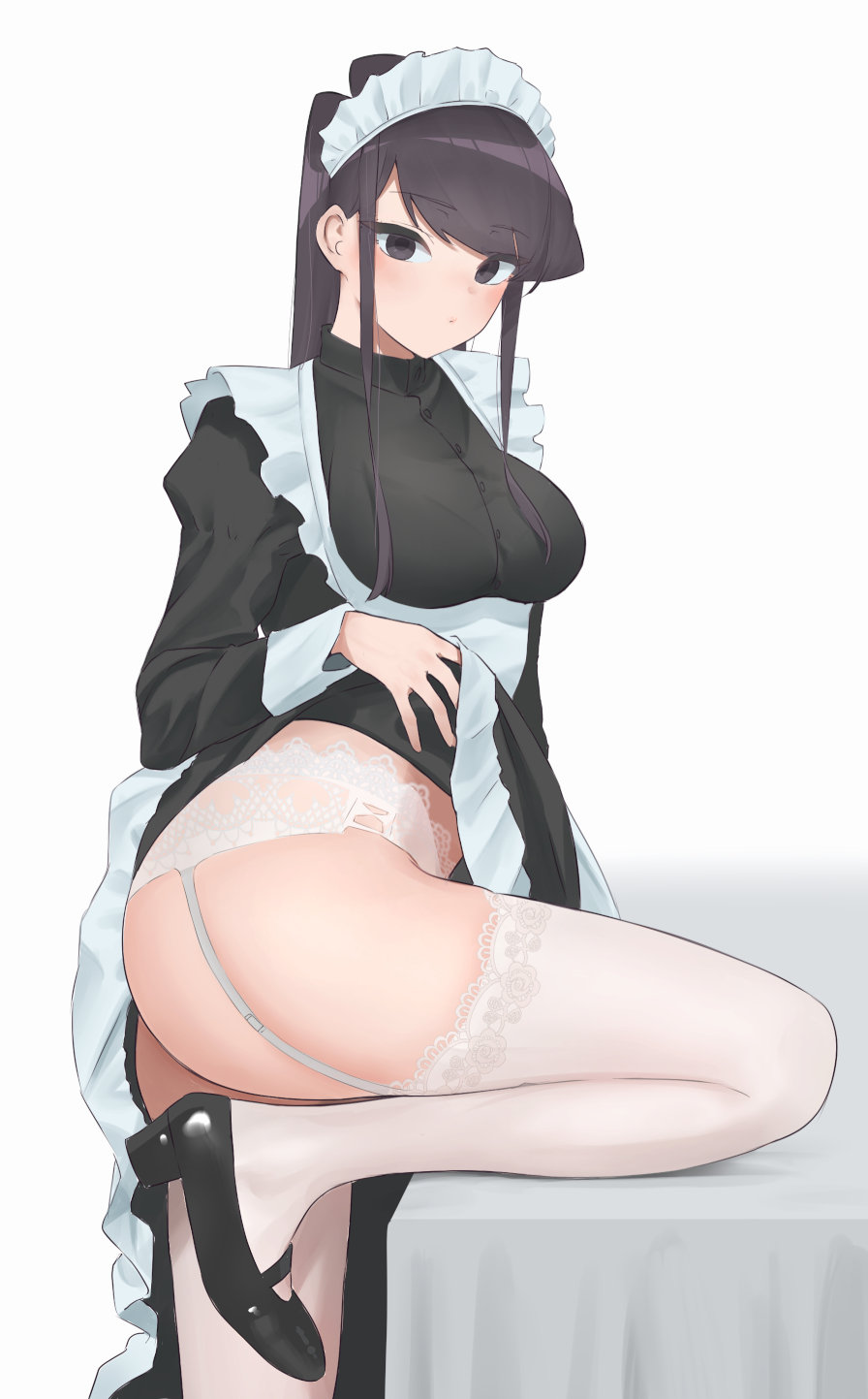 Maid Komi showing some leg (animelegs Anime GIF)