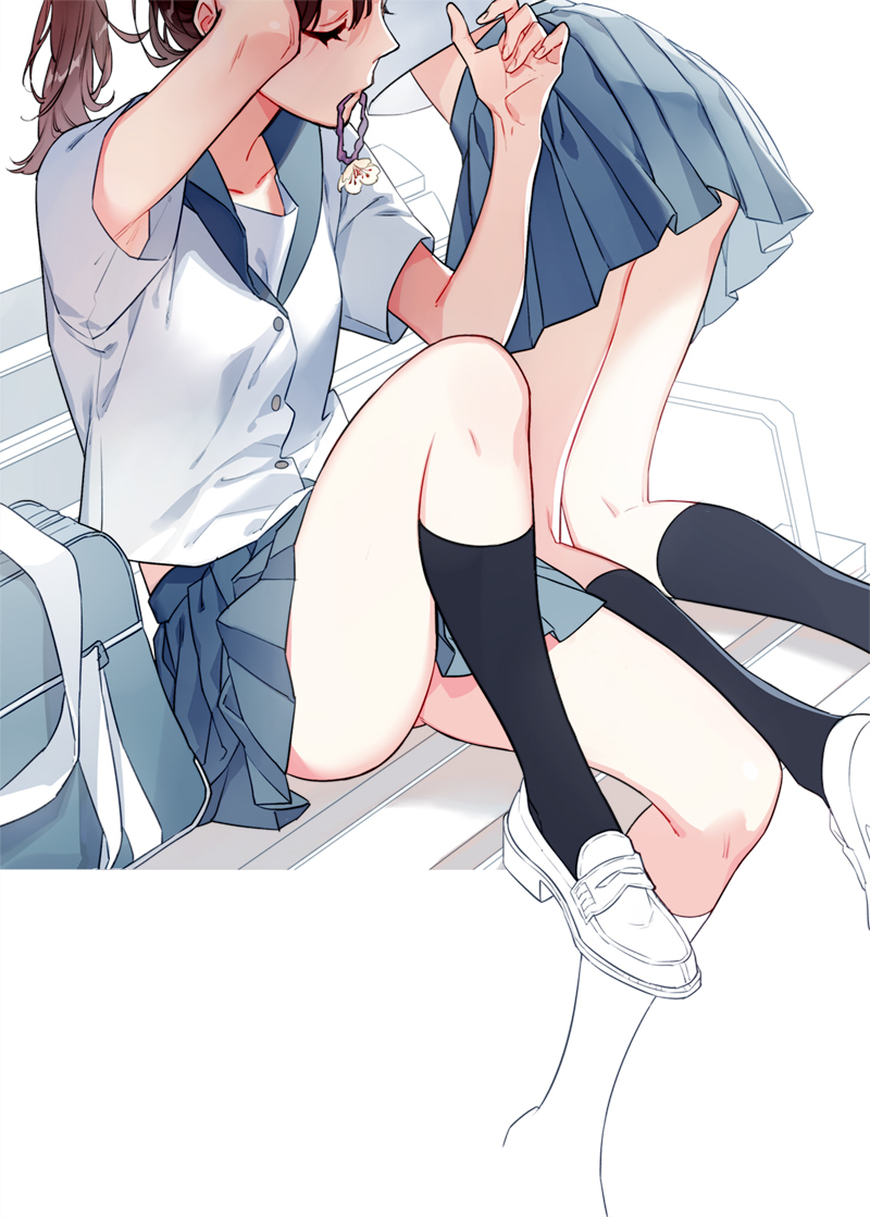 Tying her hair [Original] - Original